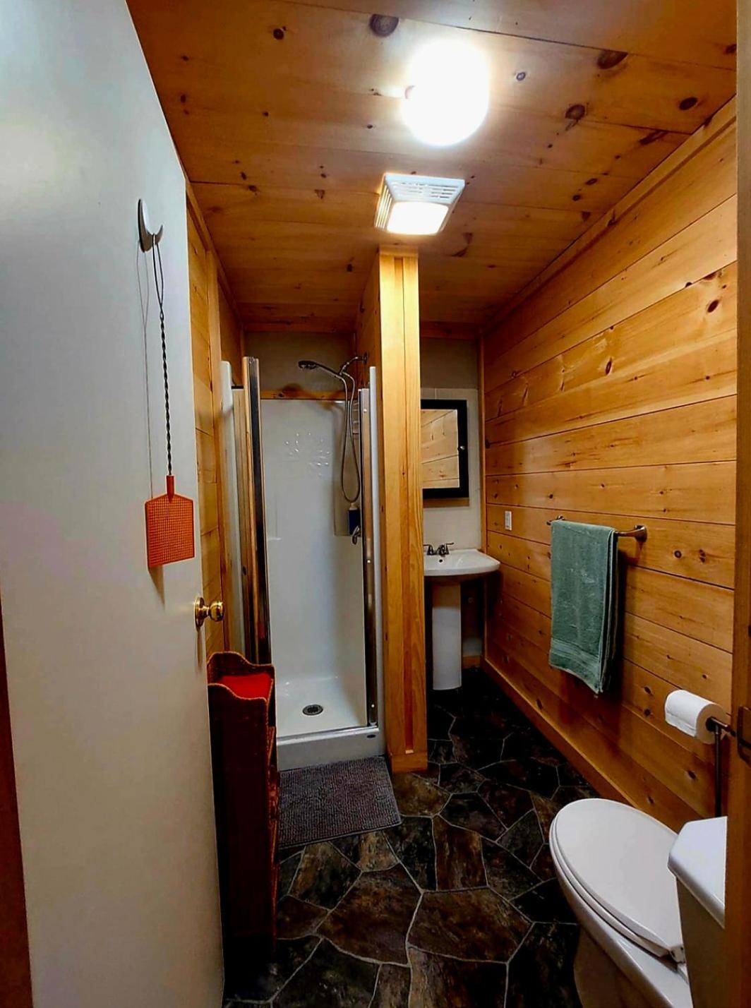 Earthquest Lodge Port Burwell ภายนอก รูปภาพ